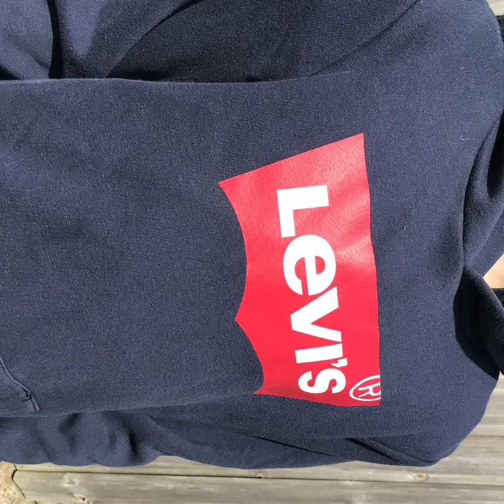 Helt oanvänd blå Levis hoodie, i ett väldigt bra skick! 👌😀 . Hoodies.