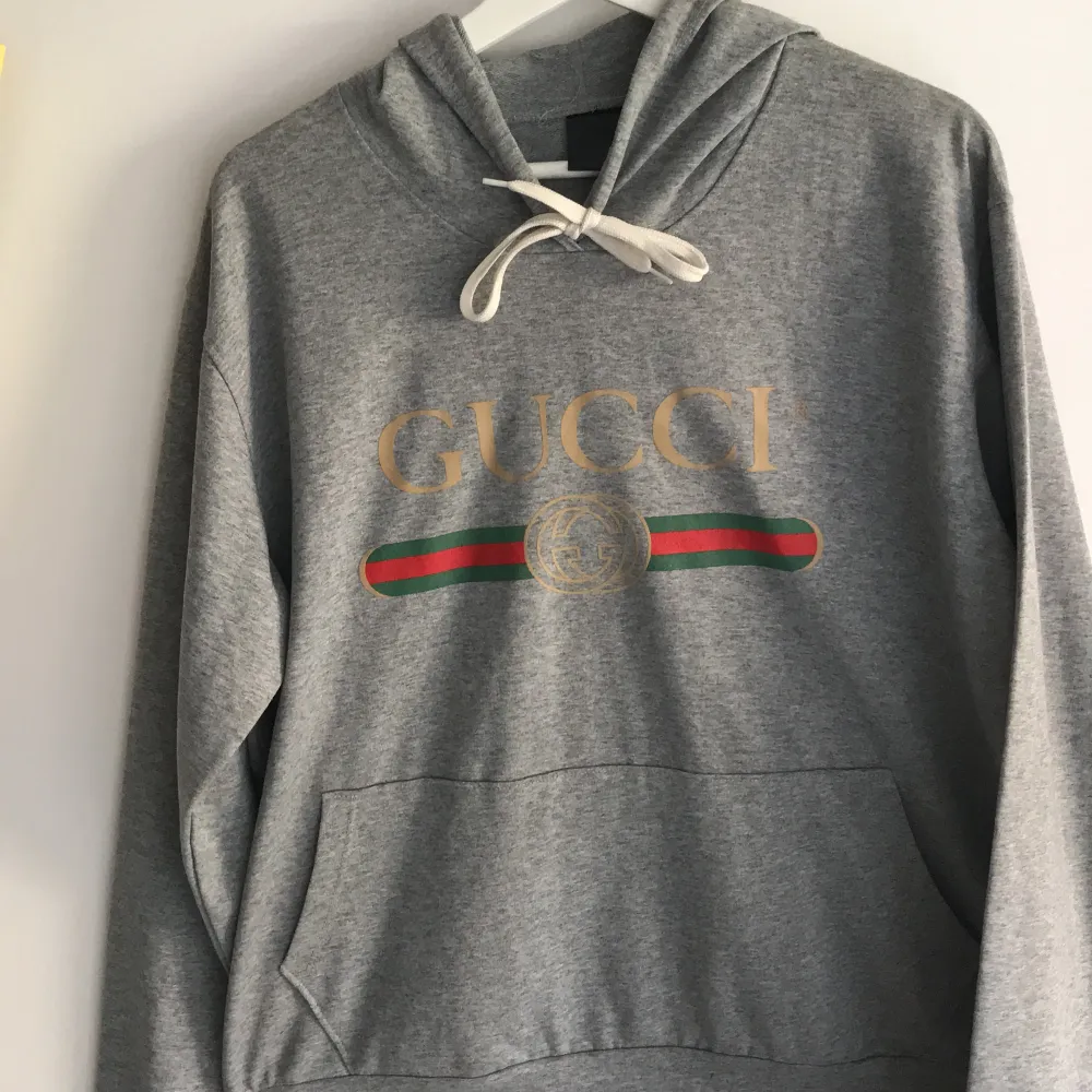 Helt oanvänd grå Gucci hoodie med ett fint skick, passar alla kön. 😀. Hoodies.