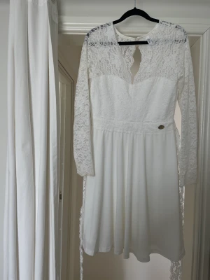 Klänninjg - Vit klänning perfekt för studenten 