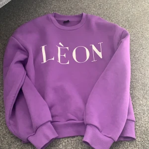 Tröja - Säljer en lila tröja från gina tricot i ny skick!