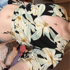 Strand blus  - Blus som knyts ihop som en morgonrock. Perfekt att dra på till stranden. Tunt blommigt material som är riktigt bekvämt.