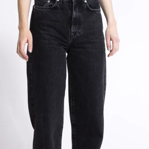 Svarta jeans  - Säljer dessa vida/raka jeans från Lager 157 i modellen boulevard, pga att de blivit för små för mig. Använda några gånger men i fint skick!🤍Nypris 300 kr. 