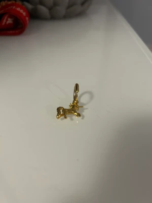 Unicorn Earring Maria Nilsdotter  - Örhänget är oanvänt. Guldplätterat örhänge från Maria Nilsdotter 