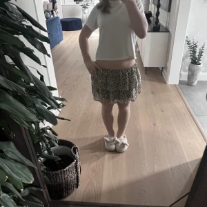 Volang kjol - Ett jätte söt volang kjol. Köpte den förra året men den är aldrig använd