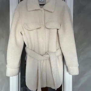 Medellång ull kappa - Strl XS. Från NA-KD. Frakt tillkommer.