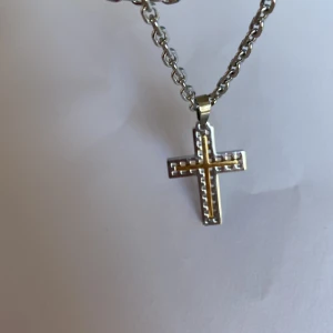 Halsbandshänge i rostfritt stål - Nytt kors i rostfritt stål 200kr