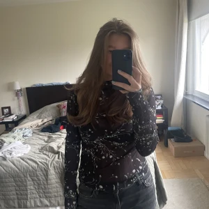 Fin topp - Säljer nu denna blommiga och härliga toppen, passar perfekt till om man ska på nån middag eller så. Det är storlek 36, säljer för den inte kommer till användning längre. 💕