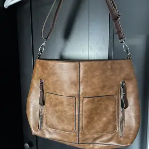 Snygg brun väska 