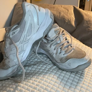 Inneskor  - Vita inneskor från asics. Ingen skada på skorna förutom att de tappat pytte lite av den vita nyansen på färgen, original Pris runt 700kr