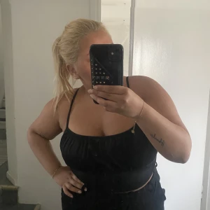 Topp - En söt topp ifrån hm som tyvärr inte kommer till användning. Finns även i vitt. 