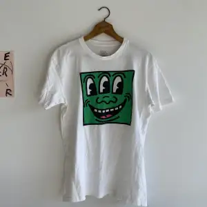 Keith Haring T-shirt i väldigt fint skick! Köpt på ett event i London och passar utmärkt med ett par baggy byxor och chunky skor. 