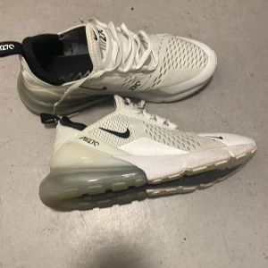 Nike 270C Vita - Köpt för 1699kr använd i en halv månad bara,  Säljs för 850kr kan gå ner i pris vid snabb affär  ENDAST SERIÖSA KÖPARE! Kan mötas upp (bara i Stockholm län)