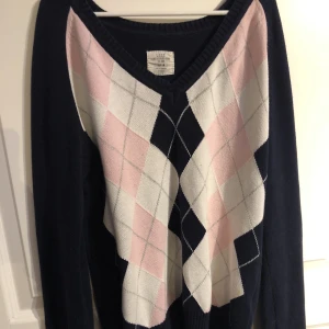 tröja  - Säljer min jätte sköna tröja då jag inte använder den längre. Den är nästan helt oanvänd, använd cirka 3-4 gånger 