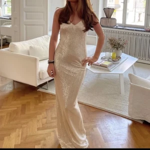 Balklänning  - Kollar nu intresset på min underbara champagne färgade balklänning. Den har lite rosa toner i sig och glittrar lite. Den är öppen i ryggen vilket är så sjukt snyggt. Jag är 171 och den gick till marken! (Har ej klackar på bilden)🤍💕🤍