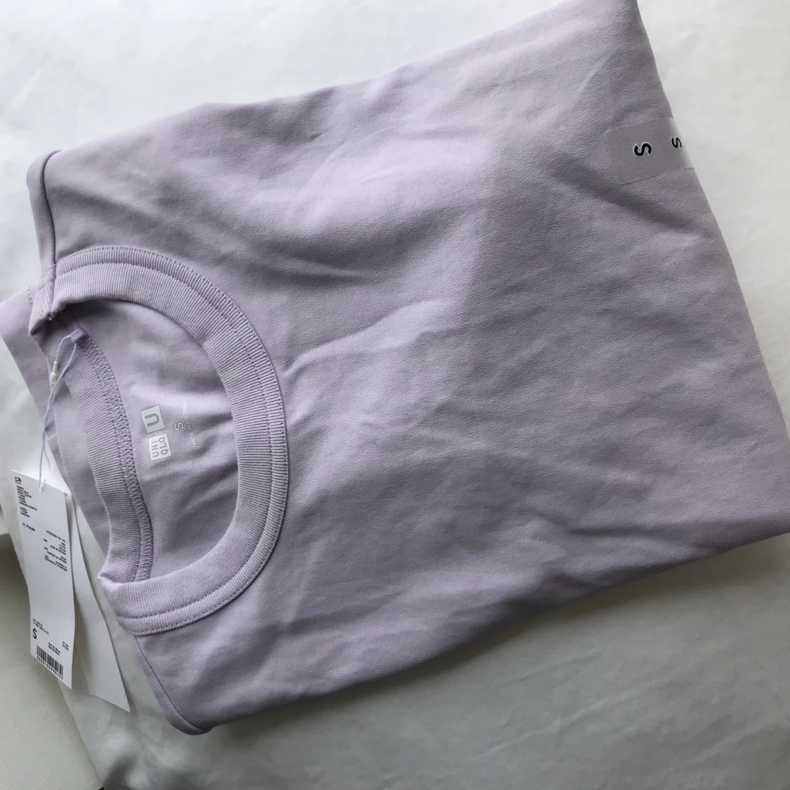 Oanvänd pastell lila t-shirt, uniqlo