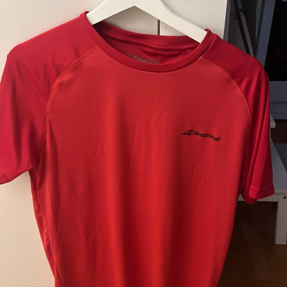 röd tennis t-shirt, bra skick. T-shirts.