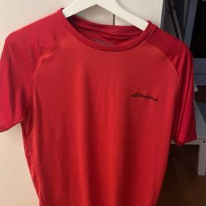röd tennis t-shirt, bra skick