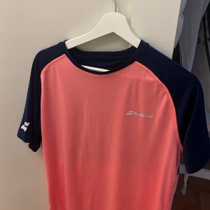 tränings -shirt  - koral färgad t-shirt med blåa ärmar
