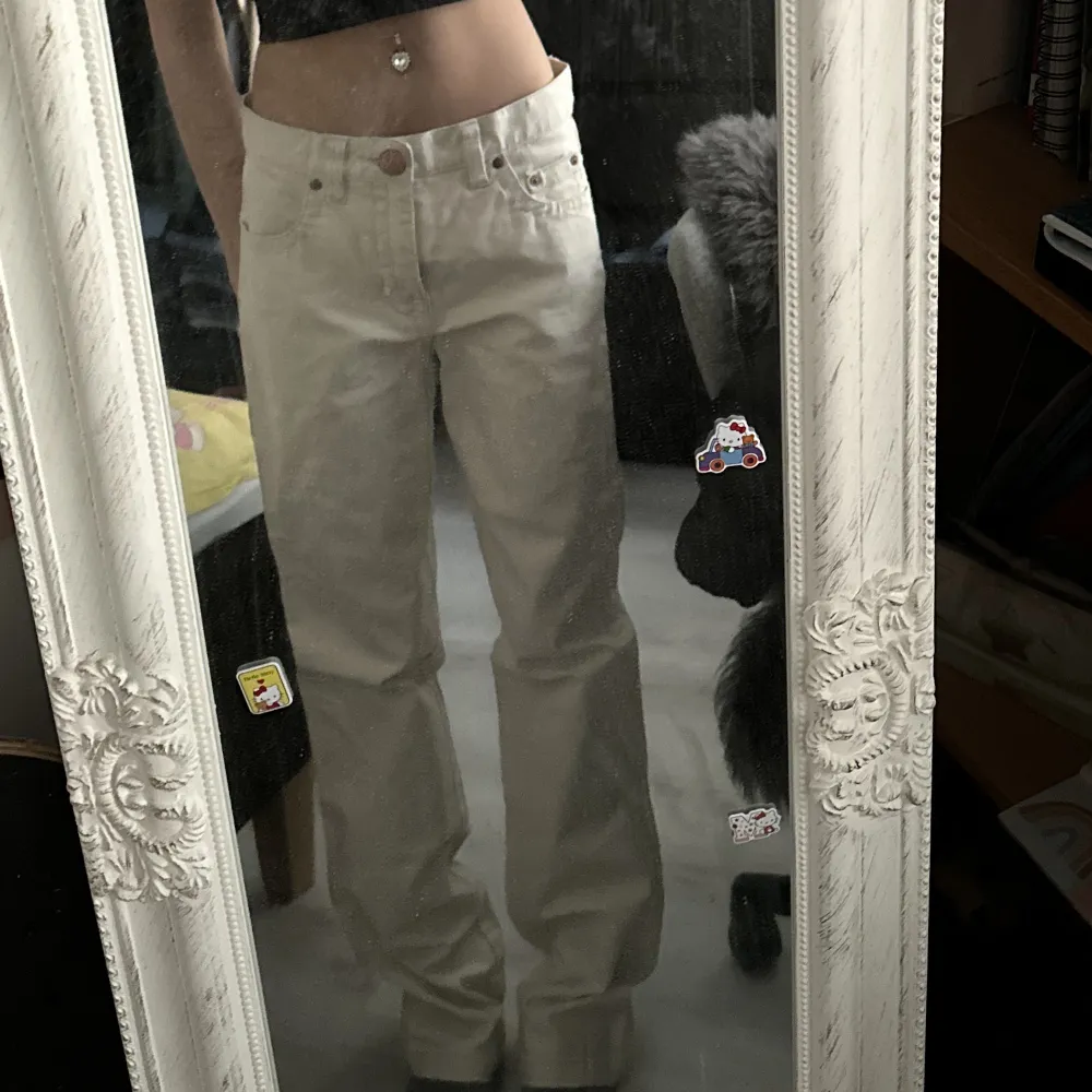 Detta är mer low waist tro jag men tyvärr stora för mig midjan 40(x2) innebenslängd 79cm . Jeans & Byxor.