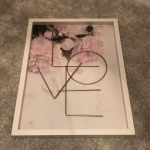 Tavla - Den här ”Love” tavlan har legat och skräpat i mitt rum nu i nästan ett år, så jag tänkte sälja den nu! (Ömtålig) 