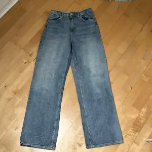 Högmidjade jeans. I bra skick bortsett från några små vita färgfläckar (se bild för exempel). Storlek 164, passar nog en xs med smalare höft. Eller en tolvåring.