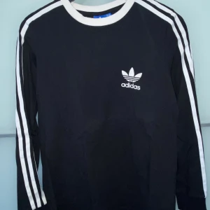 Långärmad Adidas - Använd med försiktighet och väldigt få gånger. 