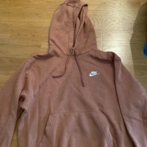 Nike hoodie - Säljer denna nike hoodie som jag köpte för ungefär ett halvår sedan, väldigt fint skick och nästan aldrig använd.
