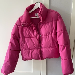 NA-KD jacka  - Rosa jacka från NA-KD. Använd men i bra skick! Skriv för fler bilder💕
