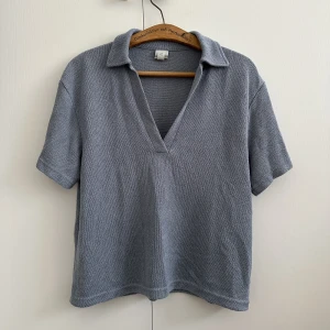 T-shirt - T-shirt från H&M, påminner om handuksmaterial. På baksidan upp till höger av tröjan sticker en liten tråd ut, syns på andra bilden, annars fint skick!