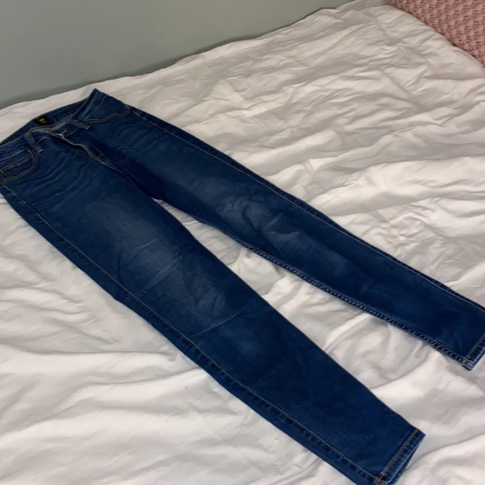 Supersköna jeans från lee i storleken w27 L33. Modellen heter scarlett high. Vill notera att dessa är väl använda💕. Jeans & Byxor.