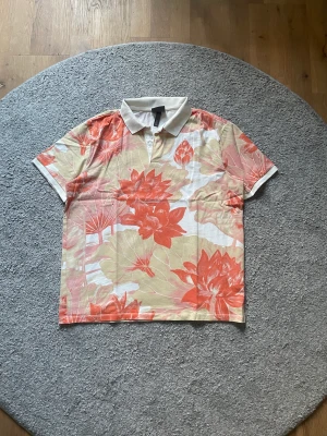 Somrig H&M Piké - Somrig piké från hm i storlek Large☀️. Knappt använd vilket har hållt den i fint skick. 