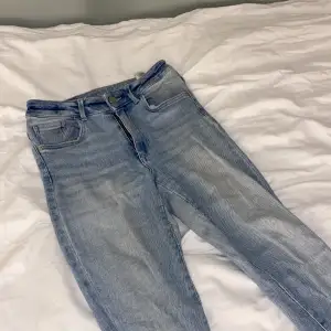 Ljusblåa jeans från bikbok i storleken S. Väl använda. Dessa har söta fransar längst ner i byxbenen. 