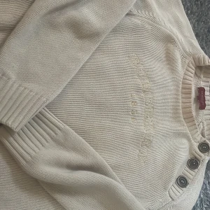 Burberry stickad tröja - Säljer min älskade burberry tröja eftersom den aldrig kommer till någon användning. Den är limited edition och man får inte tag på den längre. Den har köpt för 11 tusen men säljer den för 7500 eftersom den har blivit använt ca 2 gånger💗