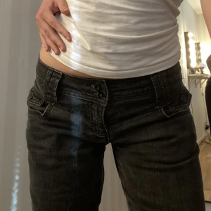 Dolce Gabbana Jeans  - Säljer dessa lågmidjade Dolce Gabbana jeansen i strl W31 men passar bra på mig som brukar ha 36/38 i strl på byxor💗