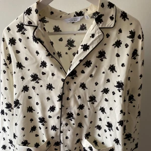 Skjorta  - Så fin skjorta från &otherstories som är använd ca 2 gånger! Passar perfekt i sommar över bikini t.ex 😚 Pris kan diskuteras vid snabb affär ❤️‍🔥💖