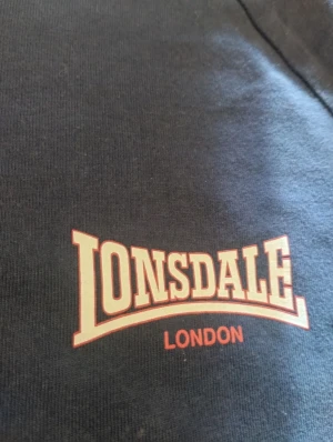 Lonsdale - T shirt lonsdale,i storlek M , helt nya . om du vill ha flera bilder eller du har frågor du kan skriva till mig 🤗💛