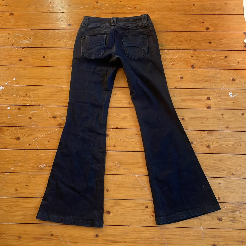 Jättesöta lågmidjade bootcut/flare jeans som tyvärr är försmå för mig🩷Bilden är på min syster som är ca 150 cm Midjemått: 35 cm Innerbenslängd: 75 cm . Jeans & Byxor.
