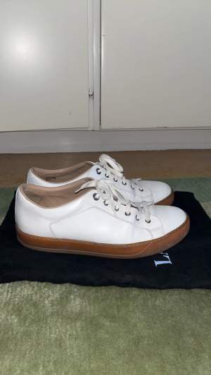 Hej säljer Mina lanvin white gums Sneakers i bra shick 7.5/10 Storlek 8 motsvarar 43/44 Nypris cirka 4000kr billigt pris först till kvarn 