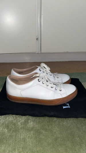 Lanvin skor - Hej säljer Mina lanvin white gums Sneakers i bra shick 7.5/10 Storlek 8 motsvarar 43/44 Nypris cirka 4000kr billigt pris först till kvarn 