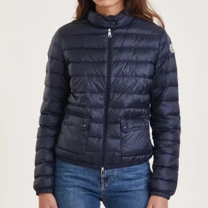 Mocler jacka  - Mörkblå. Liknande modell som på första bilden men denna modell säljs inte längre. Gott skick!