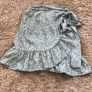 Kjol - Jätte fin kjol från only. Jätte bra skick, knappt använd. Perfekt för sommaren. Kjolen är i storlek xs men passar även s. 75 kr +  frakt.