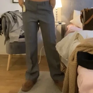 Gråa kostymbyxor  - Gråa vintage kostymbyxor. Säljer då de inte passar mig. Står ingen storlek på byxorna men skulle säga att de är M. Skulle säga att de passar allt mellan 165-175. Bilderna är lånade🤍