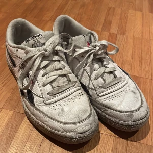 Reebok skor - Väl använda Reebok Classics - helvita.
