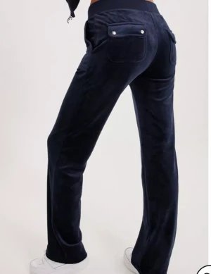 Fin  - Jätte fin ny har använt den. Några gånger men den är ren ingen fläk eller något. Den är som en helt ny 