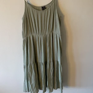 KLÄNNING - VERO MODA - Använd 1 gång. 