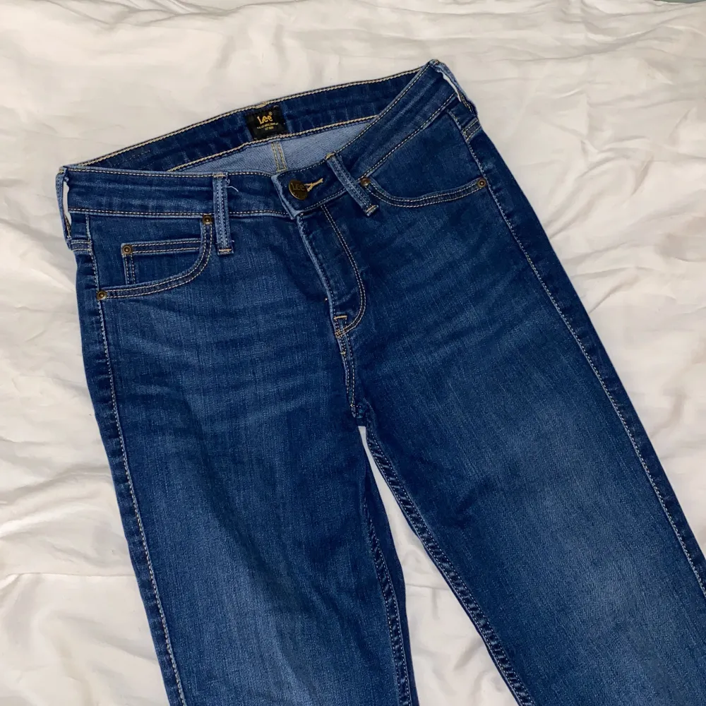 Snygga lågmidjade jeans från Lee i storleken W27 L35 (bra på mig som är 178). Modellen heter scarlett. Dessa är i väldigt bra skick🥰. Jeans & Byxor.