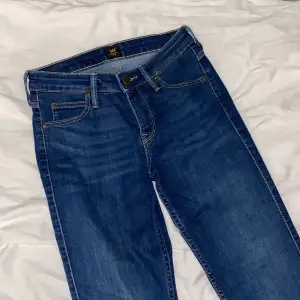 Snygga lågmidjade jeans från Lee i storleken W27 L35 (bra på mig som är 178). Modellen heter scarlett. Dessa är i väldigt bra skick🥰