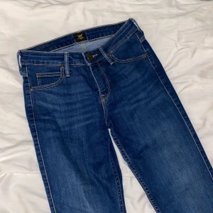 Jeans - Snygga lågmidjade jeans från Lee i storleken W27 L35 (bra på mig som är 178). Modellen heter scarlett. Dessa är i väldigt bra skick🥰