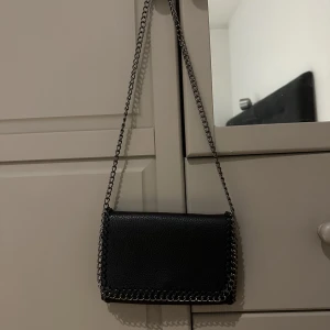 Väska - Helt oanvänd väska som är köpt utomlands! Jätte fin och passar till allt, man kan även ändra banden genom att ”vika” in dom i väskan så man kan välja hur långt man vill ha bandet!