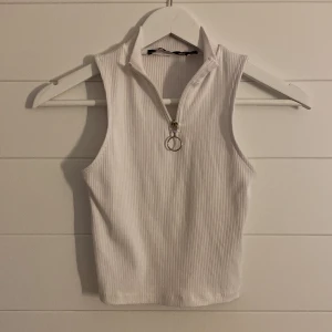 Topp - Vitt linne med dragkedja, näst intill oanvänd. Säljer billigt pågrund av att den ej kommer till användning  47kr med frakt 📦 